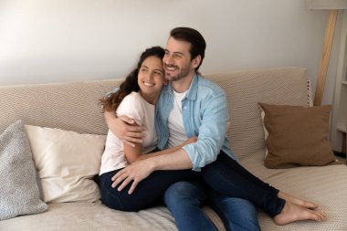 Mutlu bir gelecek hayal eden genç bir çift.