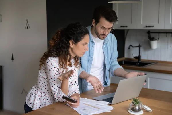 Familienpaar prüft Bankkonto, verwechselt mit Budgetüberschreitung — Stockfoto