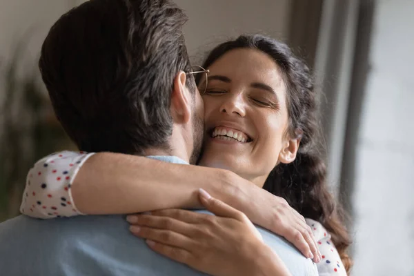Aufgeregt Millennial Frau umarmt geliebten Ehemann Treffen zu Hause — Stockfoto