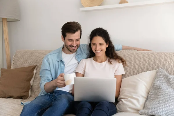 Entspanntes Millennial-Paar trinkt Tee Kaffee Film mit Laptop ansehen — Stockfoto