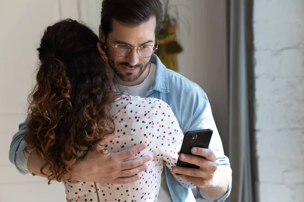 Unfairer Ehemann simuliert Liebe mit Frau beim Lesen von Frauchen-Nachrichten — Stockfoto