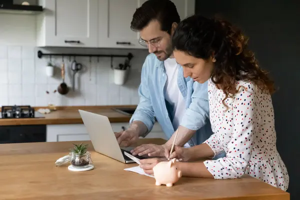 Umtriebige Ehepaare wählen effektiven Weg, um Geld zu sparen — Stockfoto