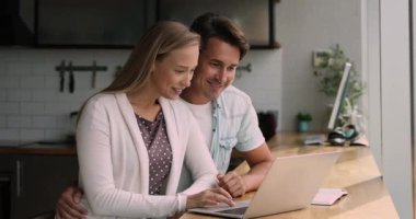 Bilgisayar kullanan 35 'lik mutlu beyaz aile çifti..