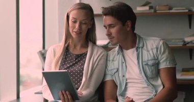 İki mutlu Kafkas meslektaşı içeride online sunumu tartışıyor..