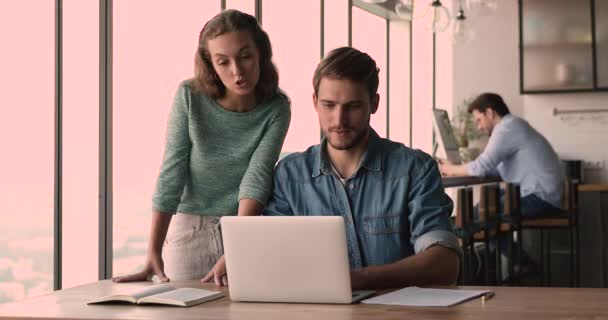 Focado jovem líder qualificado do sexo feminino educar novo empregado no cargo. — Vídeo de Stock