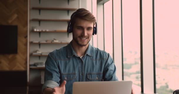 Feliz millennial hombre sosteniendo cámara web video llamada conversación. — Vídeos de Stock