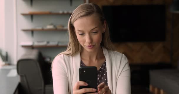 Šťastná mladá žena těší pomocí aplikací mobilních telefonů. — Stock video