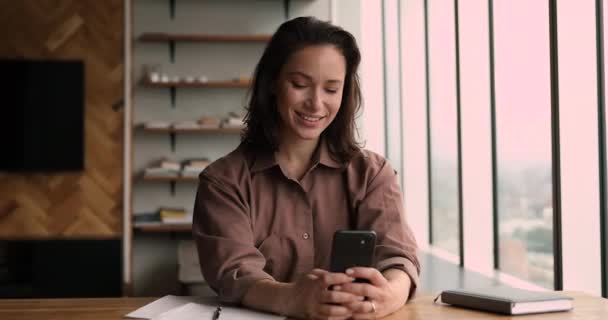 Mosolygós fiatal szép üzleti hölgy kezdő mobil videó hívás beszélgetés. — Stock videók