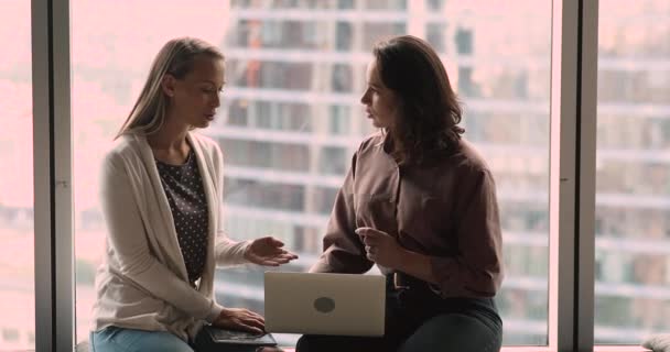 Deux femmes d'affaires créatives caucasiennes qui discutent de projet en ligne. — Video