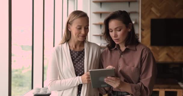 Compétence deux femmes d'affaires caucasiennes utilisant une tablette numérique. — Video