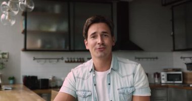 Gülümseyen 35 'lik yakışıklı beyaz adam video konuşması yapıyor..