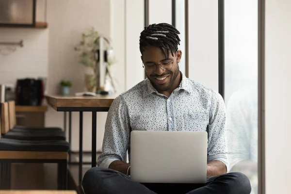 Young african american guy hipster relax at home with laptop — Stock Photo, Image