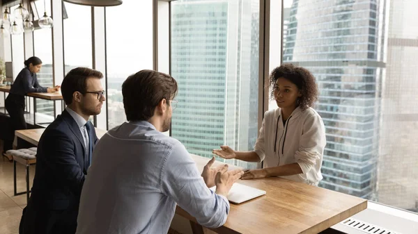 Zwarte vrouw aanvrager antwoord hr managers vragen over beroepservaring — Stockfoto