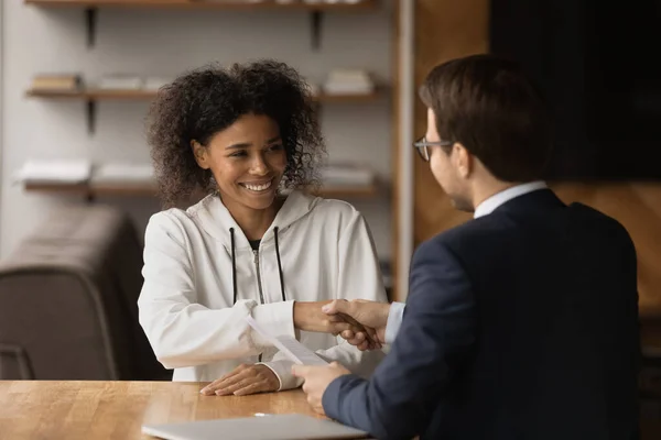 Jonge Afrikaanse dame klant schudden manager hand erkenning van zijn hulp — Stockfoto