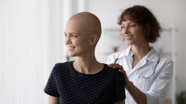 Mutlu doktor ve kadın kanser hastası iyileşme umudu