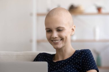 Mutlu kılsız kadın hasta, alet kullanarak iyi eğlenceler.