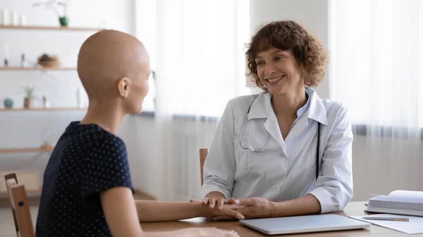 Happy doctor support hairless female cancer patient — Stock Photo, Image
