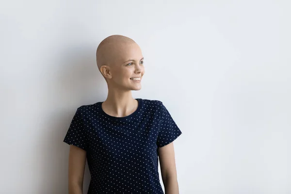 Felice paziente cancro femminile guardare a distanza sognando — Foto Stock