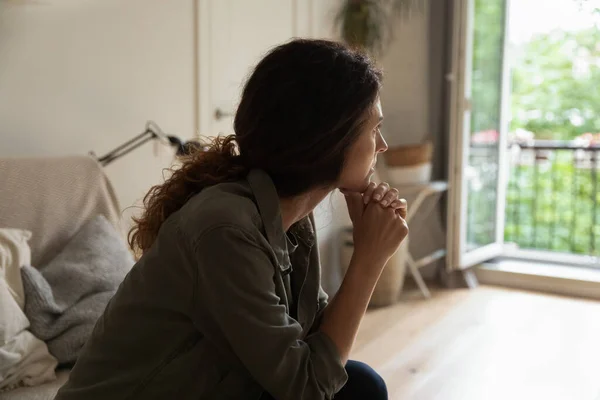 Mujer joven pensativa mirar a distancia considerar la solución problema — Foto de Stock