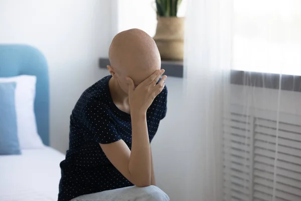 Unzufriedene Krebspatientin fühlt sich zu Hause depressiv — Stockfoto