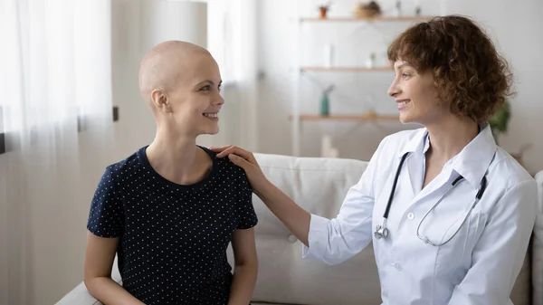 Caring doctor comfort millennial hairless female cancer patient — Stock Photo, Image