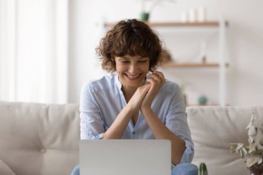 Bilgisayarda gülümseyen kadın konuşuyor.