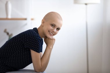 İyimser hisseden mutlu genç kadın kanser hastası portresi