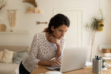 Beyaz kadın evdeki bilgisayarda çalışıyor.