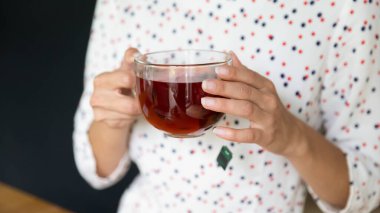 Kapalı bir yerde bir fincan siyah çay için.