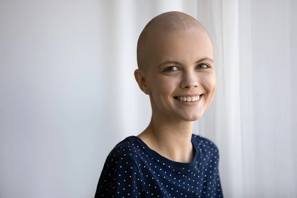 Portrait of happy hairless sick woman feel optimistic — Stock Photo, Image