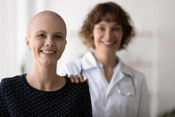 Portrait of doctor help female patient beat cancer — Stock Photo, Image