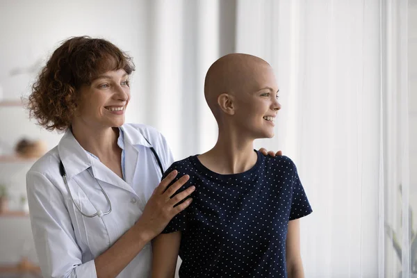 Smiling doctor and hairless female patient hope for recovery — Stock Photo, Image