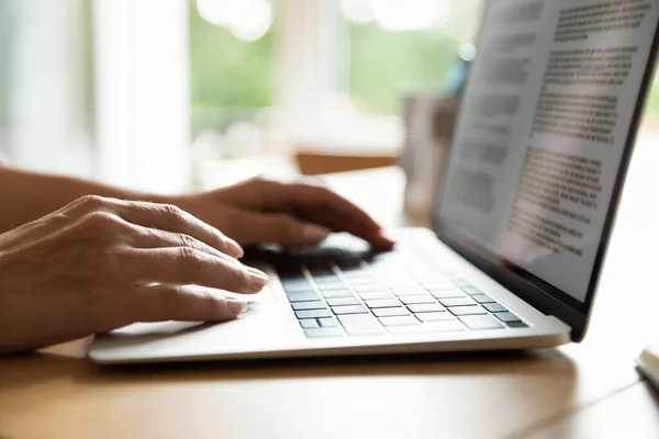 Primer plano de la mujer escribiendo en el teclado del ordenador portátil — Foto de Stock