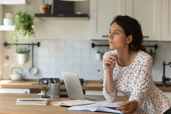 Pensamiento en línea pensativo mujer joven trabajo en el ordenador portátil — Foto de Stock