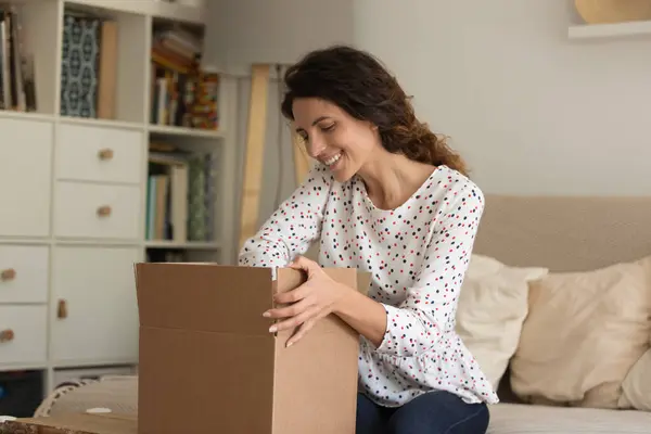 Femme excitée unbox paquet avec commande Internet — Photo