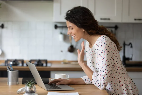 Sonriente mujer onda hablando en videollamada en el ordenador portátil — Foto de Stock