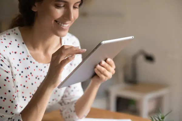 Mulher sorridente olhar para tela de mesa navegando na internet — Fotografia de Stock