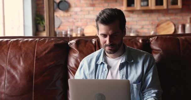 Homem usar laptop verificar e-mail ler ótimas notícias celebrar o sucesso — Vídeo de Stock