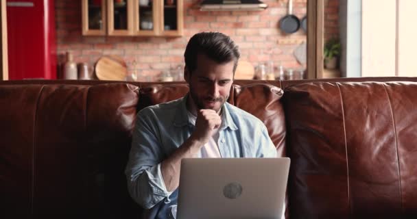 Biznesmen siedzieć na kanapie pracy na laptopie z domu — Wideo stockowe