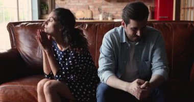 Bir kavgada evli bir çift kanepede oturup düşünüyorlar.