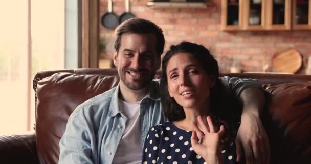 Νεαρό ζευγάρι που ασχολούνται με συνομιλία βιντεοκλήση — Αρχείο Βίντεο