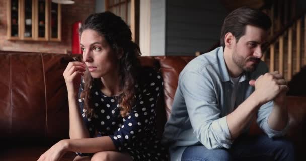 Paar in een ruzie zittend op de bank denkend aan relaties — Stockvideo