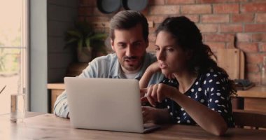 Eş bilgisayarı kullanarak internette e-ticaret özel teklifini tartışıyor