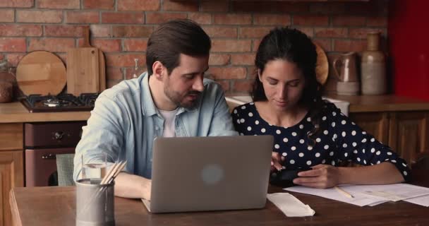 Pareja calculando las finanzas familiares dando cinco alto celebrar la ganancia financiera — Vídeo de stock