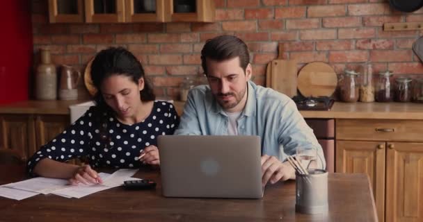 Getrouwd echtpaar betaalt maandelijkse rekeningen met behulp van e-bank app op laptop — Stockvideo