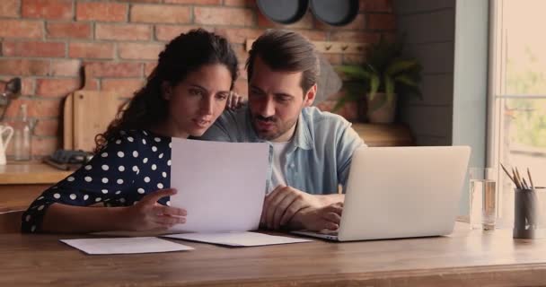 Coppia leggere i dettagli del contratto sedersi in cucina a casa — Video Stock