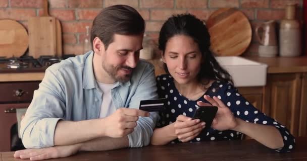 Pareja con tarjeta de crédito y compra de teléfonos inteligentes en Internet — Vídeos de Stock