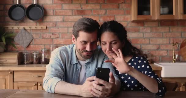 Mutlu çift akıllı telefondan SMS okuyarak online kumarhane zaferini kutluyor. — Stok video