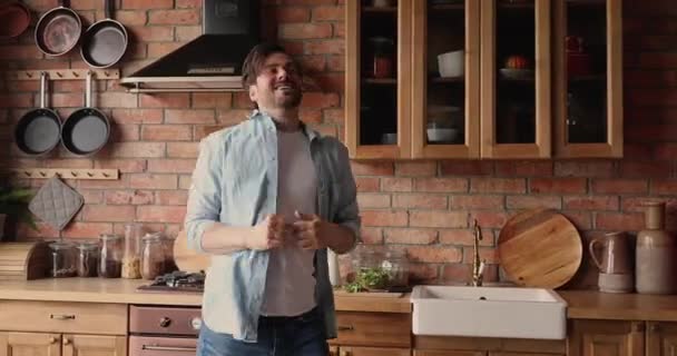Single man taniec w nowoczesnej kuchni czuje beztroski cieszyć weekend — Wideo stockowe