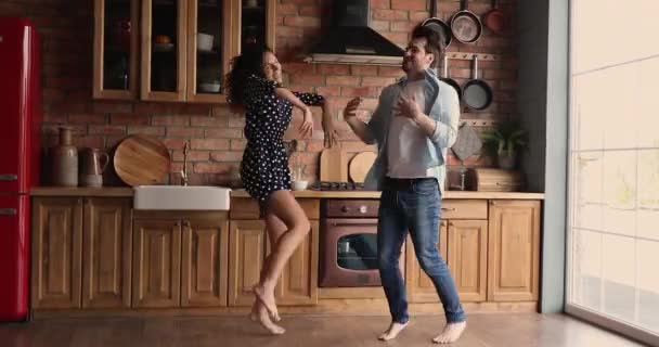 Gek paar having plezier dansen in keuken — Stockvideo